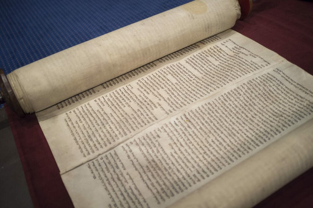 BJ's Czech Memorial Torah Scroll #516