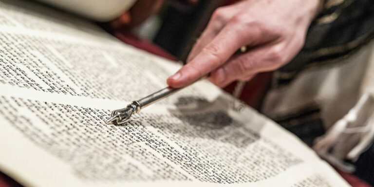 Stepping into Mitzvot: 5th Grade B-Mitzvah Program